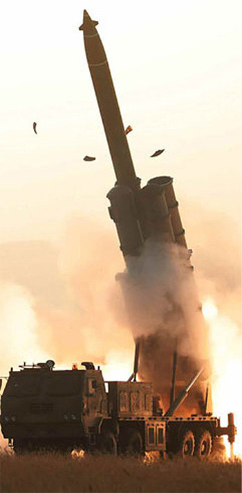지난달 31일 북한 평안남도 순천에서 시행한 초대형 방사포 시험발사가 성공했다며 노동신문이 1일 공개한 사진.