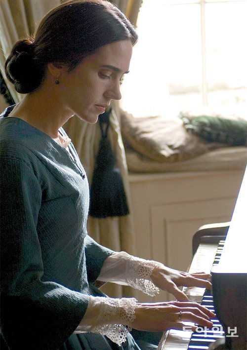19세기 중반부터 유럽 중산층 가정에는 피아노가 폭발적으로 보급되었고 대부분은 여성이 연주했다. 하지만 이들에게 피아노는 ‘규수의 필수 교양’으로 취급되었을 뿐 전문 연주자가 되는 것은 꿈에 불과했다. 영화 ‘크리에이션’ (2009년)의 한 장면. 동아일보DB
