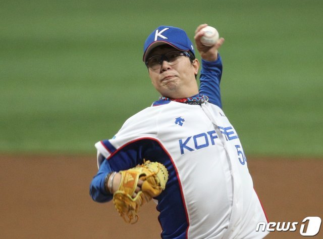 1일 오후 서울 구로구 고척스카이돔에서 열린 2019 세계야구소프트볼연맹(WBSC) 프리미어12 대한민국과 푸에르토리코의 평가전에서 대한민국 선발투수 양현종이 역투하고 있다. © News1