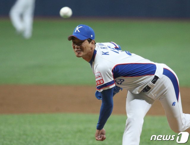 1일 오후 서울 구로구 고척스카이돔에서 열린 2019 세계야구소프트볼연맹(WBSC) 프리미어12 대한민국과 푸에르토리코의 평가전에서 3회초 등판한 김광현이 역투하고 있다. © News1