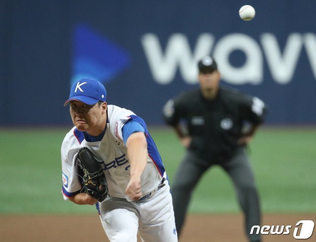 1일 오후 서울 구로구 고척스카이돔에서 열린 2019 세계야구소프트볼연맹(WBSC) 프리미어12 대한민국과 푸에르토리코의 평가전 5회초 등판한 차우찬이 역투하고 있다. © News1