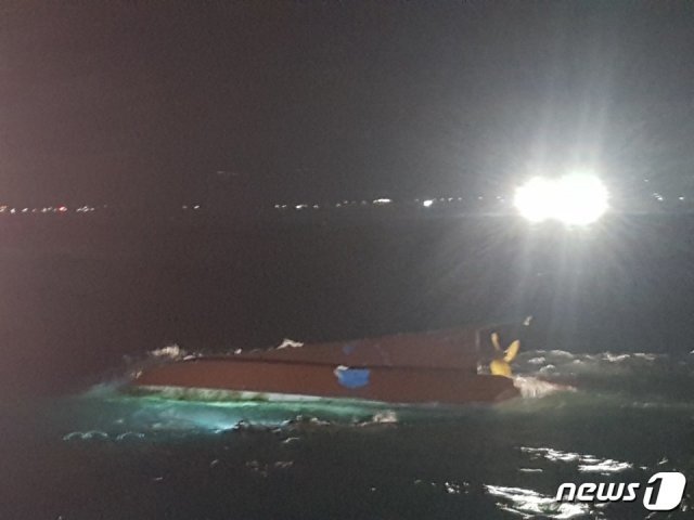 2일 오전 3시39분쯤 경북 경주시 감포 동방 3.7km해상에서 통발 어선 A호(4.43톤)가 전복돼 배에 타고 있던 선장 B씨(60)이 실종됐다. (포항해양경찰서제공)