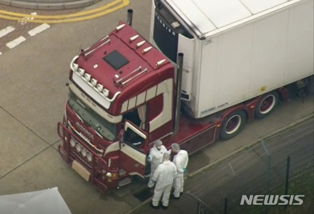 【서럭(영국)=AP/뉴시스】23일(현지시간) 영국 남동부 에식스주 서럭의 산업단지에서 시신 39구가 실린 화물 트럭 컨테이너가 발견돼 과학수사대가 트럭을 조사하고 있다.