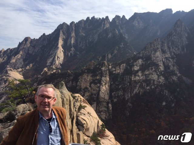 금강산을 방문한 콜린 크룩스 북한주재 영국 대사. (크룩스 대사 트위터)