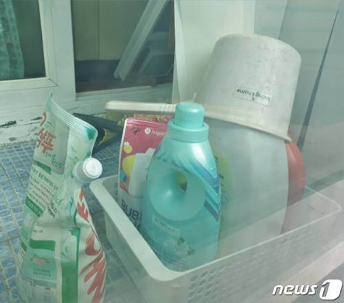 성북동 네 모녀가 숨진 현장 발코니(베란다)에 욕실용품과 바가지가 놓여 있다. ⓒ News1