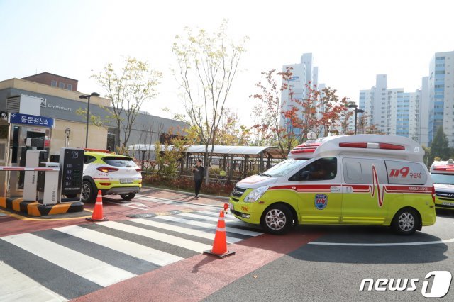 3일 오전 경북 울릉도 해군부대서 출발한 독도 소방헬기 추락사고 희생자 시신이 계명대 동산병원 영안실에 도착하고 있다. 2019.11.3 /뉴스1 © News1