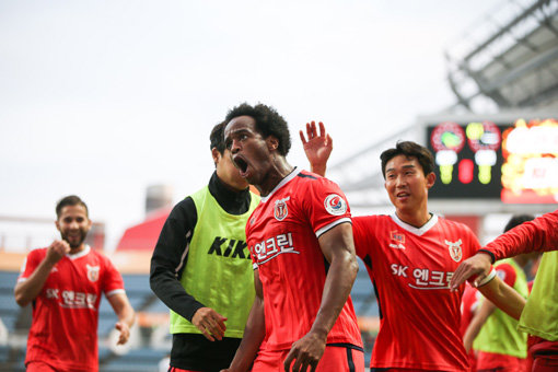 제주유나이티드FC 마그노(가운데). 사진제공｜한국프로축구연맹