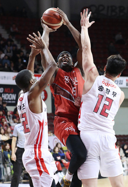 안양 KGC 브랜든 브라운(가운데). 사진제공｜KBL