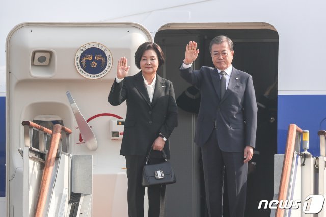 태국 아세안3(한중일) 정상회의와 동아시아정상회의(EAS) 참석차 출국하는 문재인 대통령이 3일 오전 서울공항에서 환송객들에게 손을 흔들고 있다. 2019.11.3/뉴스1 © News1