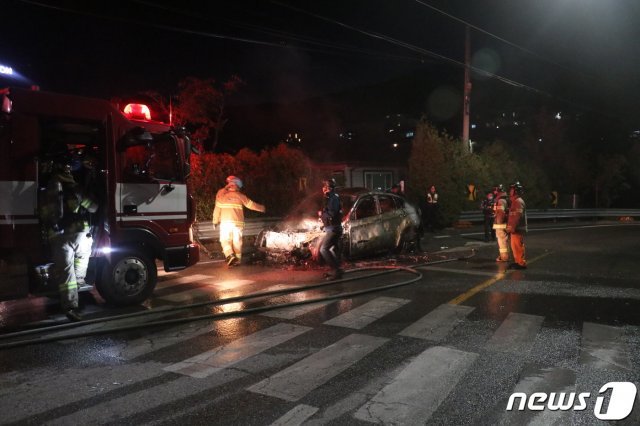 소방 관계자들이 BMW차량의 화재를 진화하고 있다.(경기도소방재난본부 제공) © News1