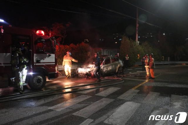 소방 관계자들이 BMW차량의 화재를 진화하고 있다.사진=뉴스1(경기도소방재난본부 제공)