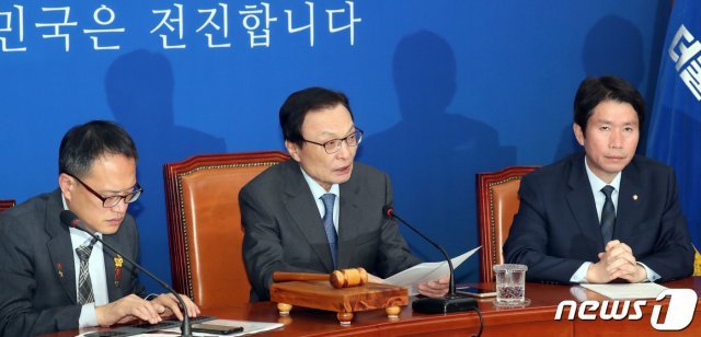 이해찬 더불어민주당 대표가 4일 서울 여의도 국회에서 열린 최고위원회의에서 모두발언을 하고 있다. 2019.11.4/뉴스1 © News1