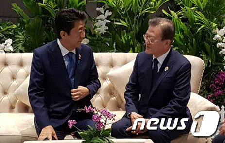 문재인 대통령과 아베 일본 총리가 4일 오전 태국 방콕 임팩트 포럼에서 아세안+3 정상회의에 앞서 환담하고 있다. (청와대 제공) 뉴스1