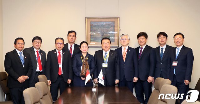 문희상 국회의장이 4일 일본 도쿄 참의원 의원회관에서 열린 제6차 G20 의회정상회의에서 푸안 마하라니 인도네시아 상원의장 등 참석자들과 기념촬영하고 있다 (국회 제공) 뉴스1