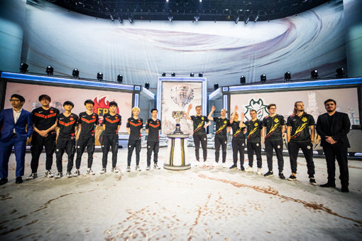 2019 롤드컵 결승에서 중국의 ‘펀플러스 피닉스’(왼쪽)와 유럽의 ‘G2 e스포츠’가 맞붙는다. G2가 롤드컵까지 우승하면 역대 최초 단일 시즌 그랜드슬램을 달성하게 된다. 사진제공｜라이엇게임즈