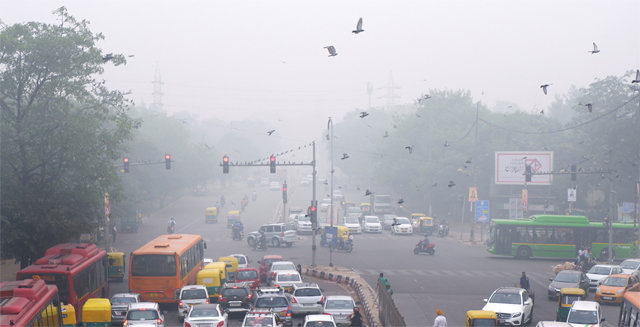 3일
 아침 인도 수도 뉴델리에 대기오염으로 뿌옇게 흐린 도로 위를 차량이 가득 메우고 있다. 최근 인도는 대기오염 정도를 측정하기 
어려울 정도로 역대 최악의 공기 질을 보이고 있다. 뉴델리 당국은 4일부터 15일까지 대기오염을 줄이기 위해 민간 차량 대상 
‘차량 2부제’ 운행을 시행하기로 했다. 뉴델리=AP 뉴시스