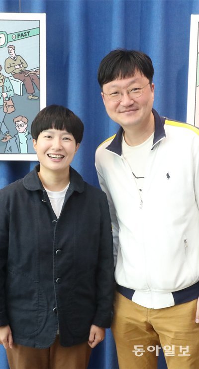 2주년을 맞은 팟캐스트 ‘책읽아웃’의 김하나(왼쪽)·오은 진행자는 “긴장해서 각 잡고 진행하던 게 엊그제 같은데 벌써 시간이 이렇게 흘렀다. 아직도 첫 방송은 다시 듣기가 무섭다”고 했다. 김동주 기자 zoo@donga.com