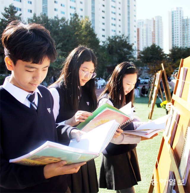 1일 대구 중구 대신동 계성초교 운동장에서 열린 ‘나만의 책 전시회’에서 학생들이 친구들의 작품을 감상하고 있다. 장영훈 기자 jang@donga.com