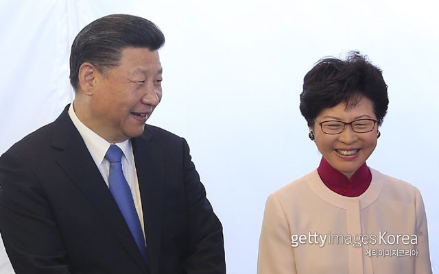 시진핑(習近平) 중국 국가주석과 캐리 람(林鄭月娥) 홍콩 행정장관. 사진출처 | (GettyImages)/코리아