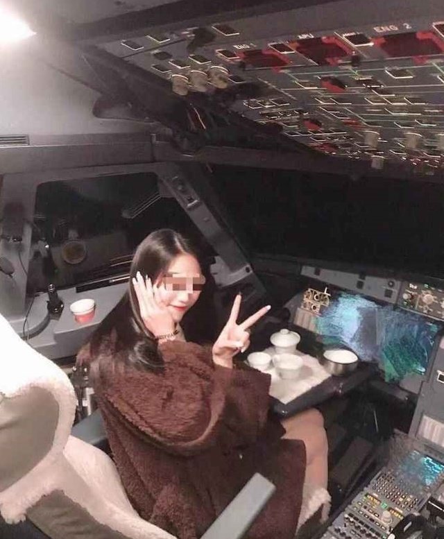 중국 한 조종사가 비행 도중 여성 승객을 조종석에 앉도록 해 평생 비행이 금지됐다고 사우스차이나모닝포스트(SCMP) 등이 5일(현지시간) 보도했다. 사진=웨이보