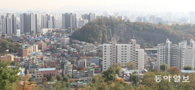 뒷편에는 낙산과 형제격인 동망봉 채석장이 보인다. 역시 일제 시대 때 근대 건축물을 위해 제 살을 깎아 화강암 석재를 공급했다.