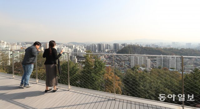 31일 오전 서울 종로구 낙산 채석장 전망대에서 시민들이 강북 시가지를 바라보고 있다.