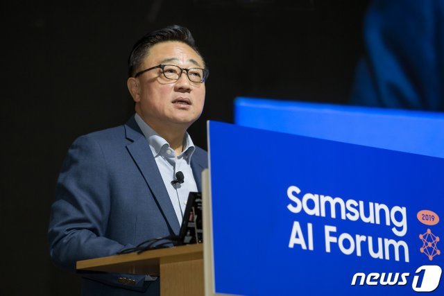 5일 서울 서초구 삼성전자 서울R&D캠퍼스에서 열린 ‘삼성 AI 포럼 2019’에서 고동진 사장이 개회사를 하고 있다. (삼성전자 제공)