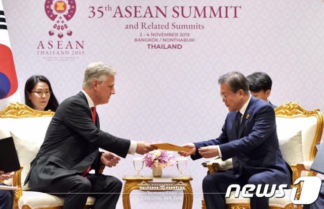 문재인 대통령이 4일 태국 방콕 임팩트포럼에서 동아시아 정상회의에 참석한 로버트 오브라이언 미국 백악관 국가안보 보좌관을 접견하고 있다. 이날 문재인 대통령은 트럼프 미국 대통령의 서한을 전달 받았다. (청와대 페이스북)