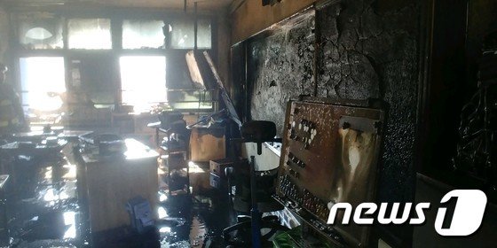 5일 오전 11시8분경 광주 동구의 한 초등학교 교실에서 화재가 발생, 학생과 교사 등 196명이 대피했다. 사진은 불에 탄 교실 모습.사진=뉴스1(광주동부소방서 제공)