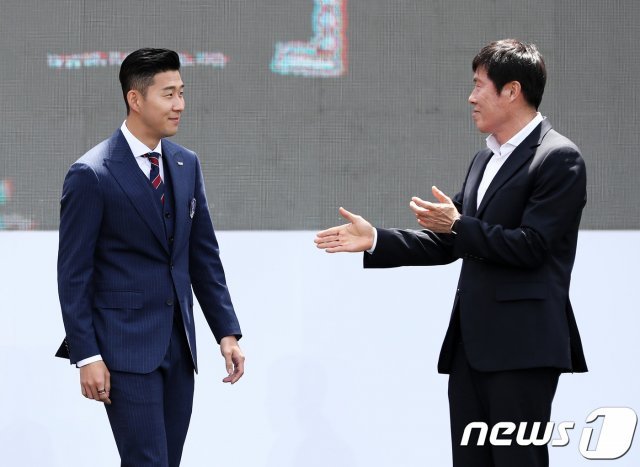 차범근 전 감독(오른쪽)과 손흥민./뉴스1 © News1