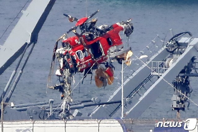 독도 추락 헬기 이송작업. © News1DB