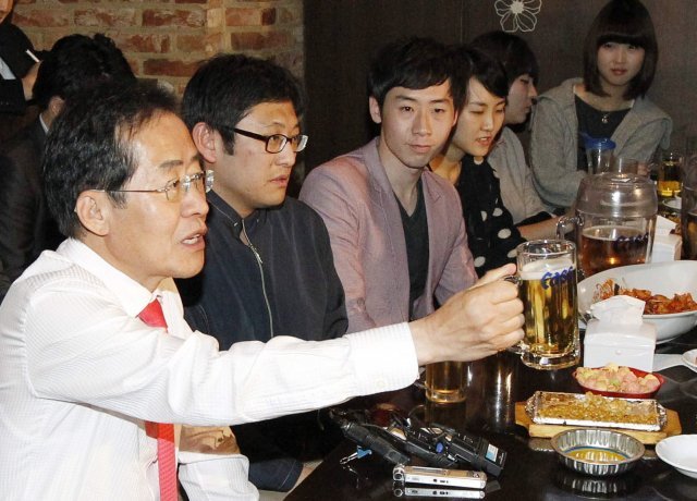 2011년 10월 31일 당시 한나라당 홍준표 대표가 서울 마포구의 한 호프집에서 대학생들과 만나 이야기를 나누고 있다.