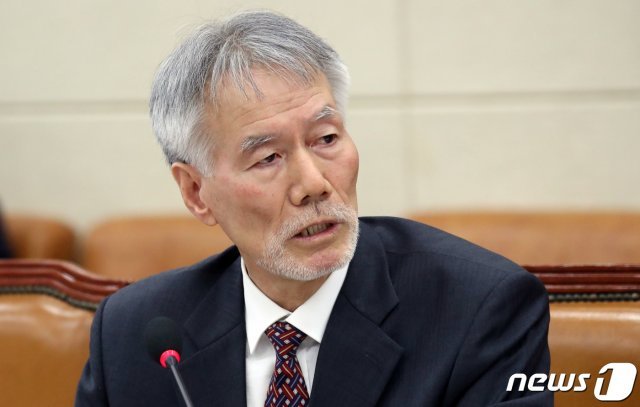 유민봉 자유한국당 의원이 14일 서울 여의도 국회에서 열린 행정안전위원회 전체회의에서 질의를 하고 있다. 2019.3.14/뉴스1 © News1