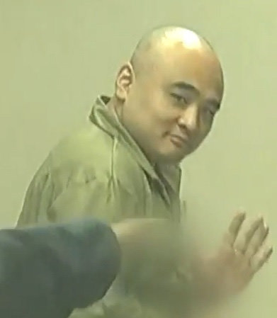 웃으며 손흔드는 장대호 장대호가 5일 선고공판을 받기 위해 의정부지법 고양지원의 법정으로 들어가면서 카메라를 향해 손을 흔들고 있다. YTN 뉴스 화면 캡처