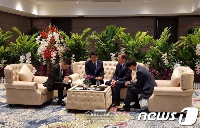 문재인 대통령과 아베 일본 총리가 4일 오전 태국 방콕 임팩트 포럼에서 아세안+3 정상회의에 앞서 환담하고 있다. (청와대 페이스북) 뉴스1