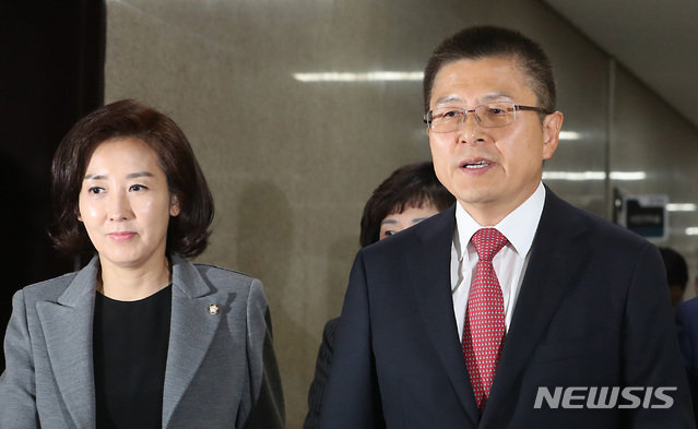 자유한국당 황교안 대표와 나경원 원내대표가 6일 오전 서울 여의도 국회에서 열린 당대표 및 최고위원-중진의원 연석회의에 참석하고 있다.사진=뉴시스