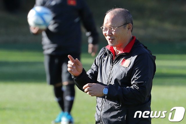 박항서 감독이 베트남 축구협회와 재계약을 체결했다. © News1