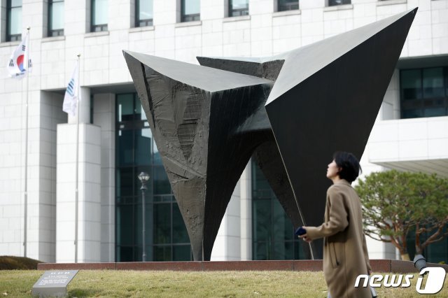 6일 서울 서초구 대검찰청에 정의·질서·평화를 상징하는 조형물이 설치돼있다. 2019.11.6/뉴스1 © News1