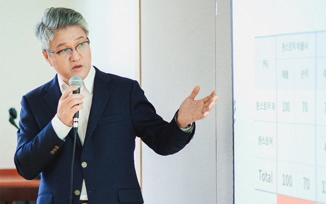 이재환 원스토어 대표가 6일 서울 중구 SK텔레콤 본사에서 기자간담회를 열고 1000억 원대 투자 유치와 향후 계획을 발표하고 있다. 원스토어 제공