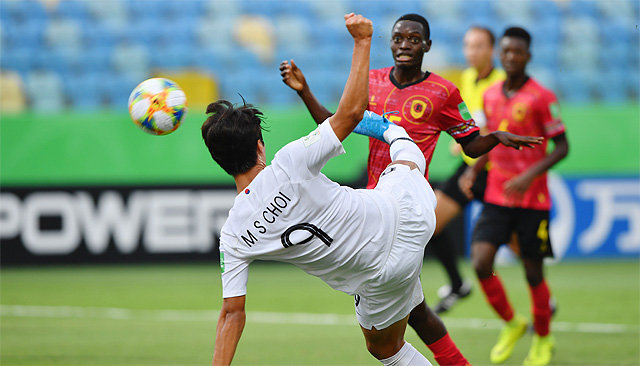 한국 17세 이하 대표팀의 공격수 최민서가 6일 브라질 고이아니아에서 열린 17세 이하 월드컵 앙골라와의 16강전에서 전반 33분 오른발 시저스킥을 하고 있다. 대한축구협회 제공