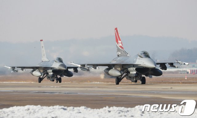 한미 연합공중훈련 ‘비질런트 에이스’(Vigilant ACE) 훈련이 역대 최대로 진행된 2017년 12월 당시 경기도 평택시 주한미공군 오산기지에서 이동하는 F-16 전투기들. 2017.12.6/뉴스1 © News1 사진공동취재단