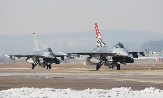 한미 연합공중훈련 ‘비질런트 에이스’(Vigilant ACE) 훈련이 역대 최대로 진행된 2017년 12월 당시 경기도 평택시 주한미공군 오산기지에서 이동하는 F-16 전투기들. 뉴스1 / 사진공동취재단