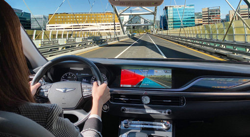 증강현실을 기반으로 주행경로 안내와 차로 이탈 경고 기능이 동시에 작동하고 있는 AR 내비게이션 콘셉트 이미지. 사진제공｜현대차