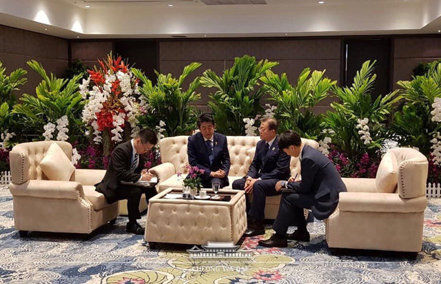 문재인 대통령과 아베 일본 총리가 4일 오전 태국 방콕 임팩트 포럼에서 아세안+3 정상회의에 앞서 환담하고 있다. 청와대 페이스북
