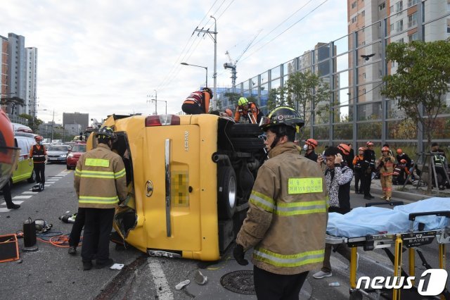 25일 오전 7시26분쯤 서울 송파구 방이동에서 운행 중이던 고등학교 통학버스가 SUV 차량과 충돌해 차량이 부서지고 학생들이 다치는 사고가 발생했다. 통학버스는 사고 여파로 맞은 편에서 신호대기 중이던 다른 승용차 1대도 들이 받았다. (송파소방서 제공) 2019.10.25/뉴스1 © News1