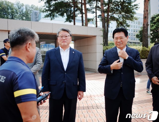 조원진(왼쪽), 홍문종 우리공화당 공동대표. 2019.9.16/뉴스1 © News1