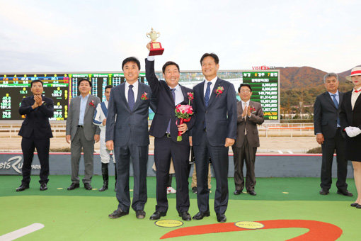 3일 서울 경마공원에서 열린 제16회 대통령배 시상식에서 김영관 조교사(가운데). 사진제공｜한국마사회