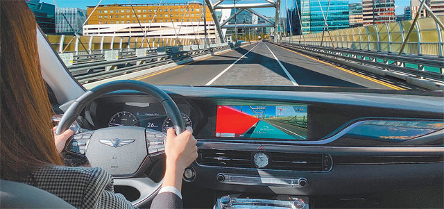 증강현실(AR)을 기반으로 주행경로 안내와 차로 이탈 경고 기능이 동시에 작동하고 있는 내비게이션의 모습. 현대자동차그룹 제공