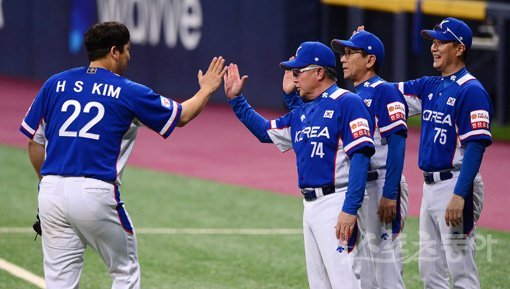 7일 서울 구로구 고척스카이돔에서 열린 ‘2019 세계야구소프트볼연맹(WBSC) 프리미어12‘ 서울예선라운드 대한민국과 캐나다의 경기에서 대한민국이 3-1 승리를 거두며 2연승으로 조 1위로 올라섰다. 경기 후 대한민국 김경문 감독이 주장 김현수(왼쪽)와 기쁨을 나누고 있다. 고척｜김진환 기자 kwangshin00@donga.com