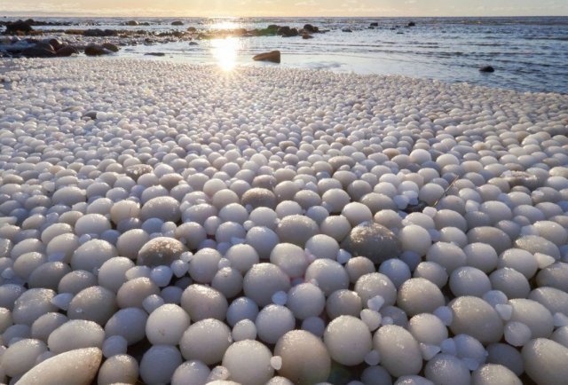 핀란드의 한 해변이 얼음 달걀로 뒤덮였다. - BBC 갈무리